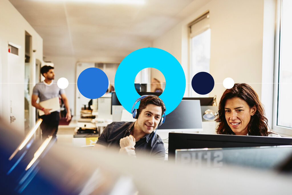 Colaboradores discutindo ações de employer branding em ambiente corporativo moderno e conectado.