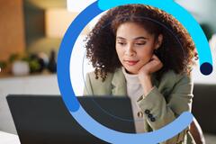 mulher usando o notebook para saber como se preparar para entrevista de emprego