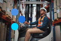 profissional operacional executando trabalho em turnos