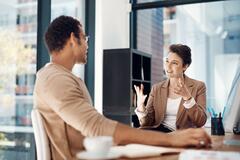 profissionais em escritório representando a retenção de talentos