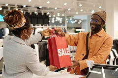 profissional auxiliando cliente com compras, representando as vagas para Black Friday