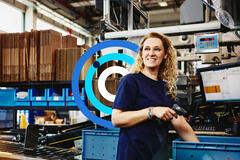 Trabalhadora temporária atuando em um ambiente de produção, demonstrando como o trabalho temporário é uma excelente opção para empresas de diversos setores, oferecendo flexibilidade e rapidez na contratação.