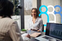 Entrevistadora realizando perguntas à candidata de vaga durante entrevista de emprego