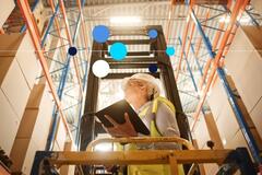 Mulher vestindo equipamentos de proteção e utilizando tecnologia para trabalhar em logística.