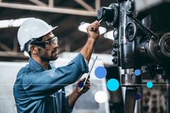 Homem vestindo equipamentos de proteção e trabalhando em cargos operacionais.