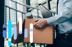 Funcionário carregando caixa com itens de escritório, após pedir demissão.