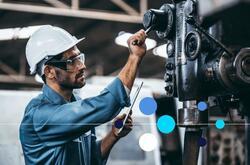 Homem vestindo equipamentos de proteção e trabalhando em cargos operacionais.