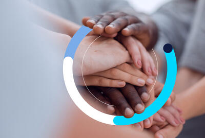 colaboradores dando as mãos representando a diversidade e inclusão nas empresas