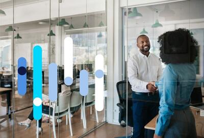 Homem e mulher apertam as mãos em escritório de RH em empresa, após entrevista de emprego.