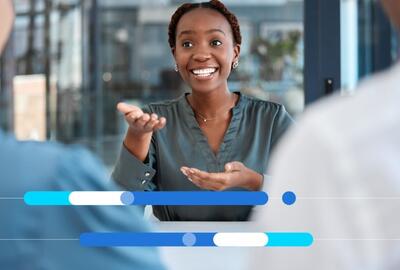 Entrevistadora em frente a dois candidatos para vaga, falando sobre perguntas mais difíceis em entrevista de emprego.