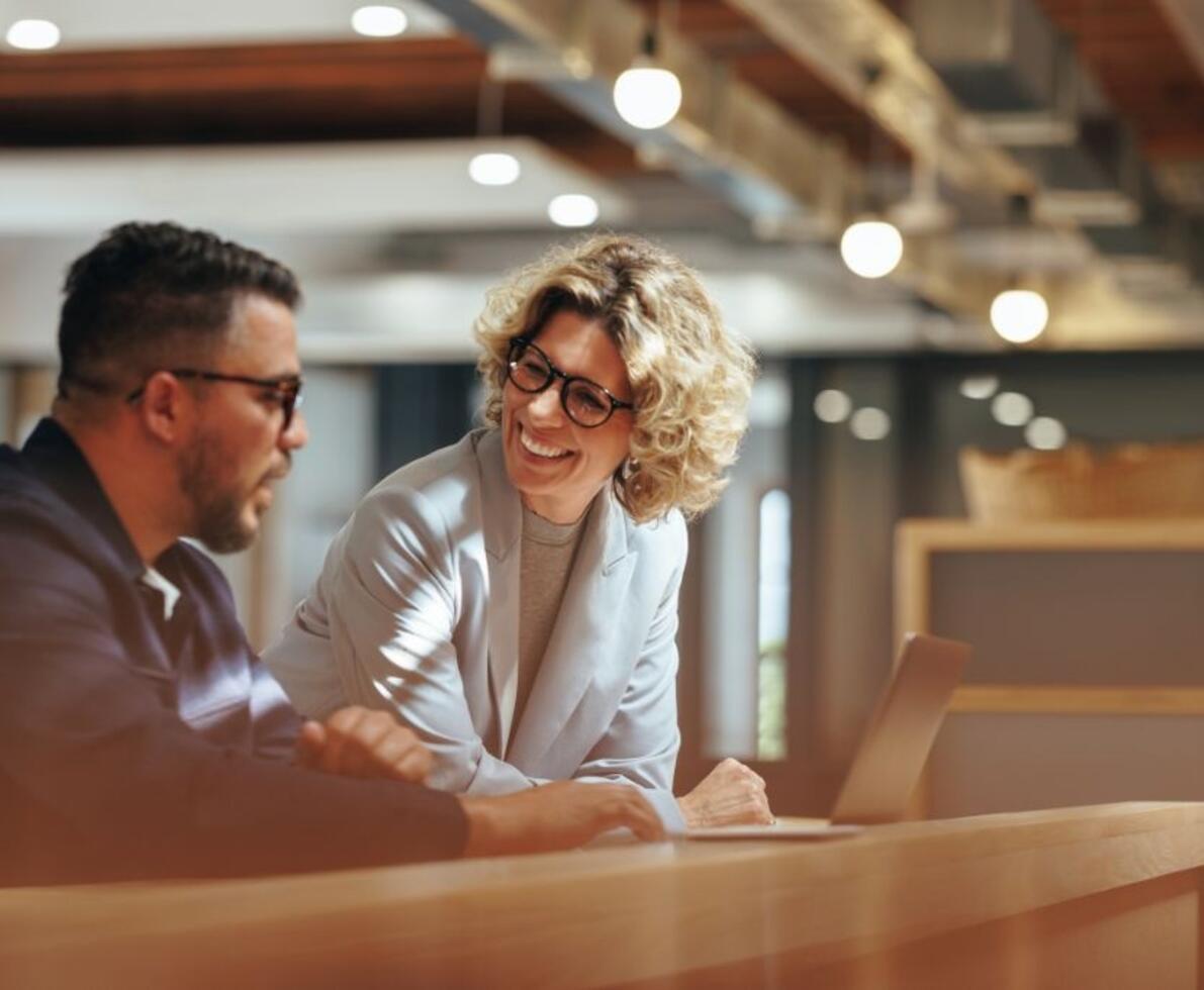 profissionais em ambiente de trabalho representando as vagas temporárias