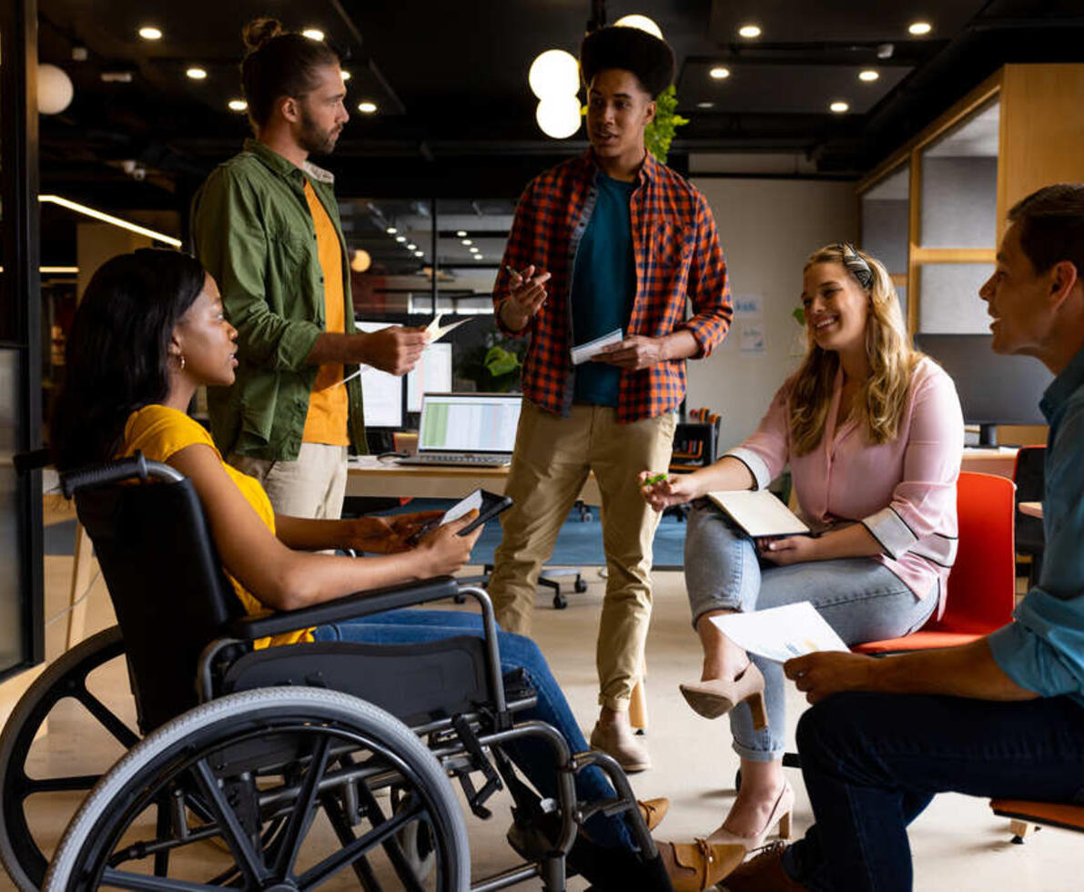 profissionais em escritório para promover a diversidade e inclusão nas empresas