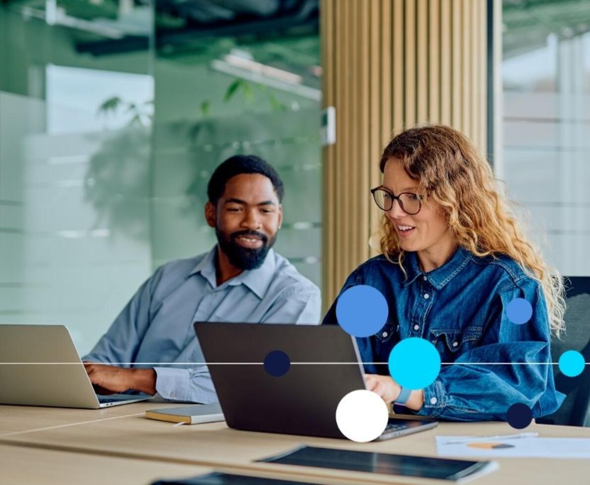 Duas pessoas em escritório conversando sobre employee value proposition