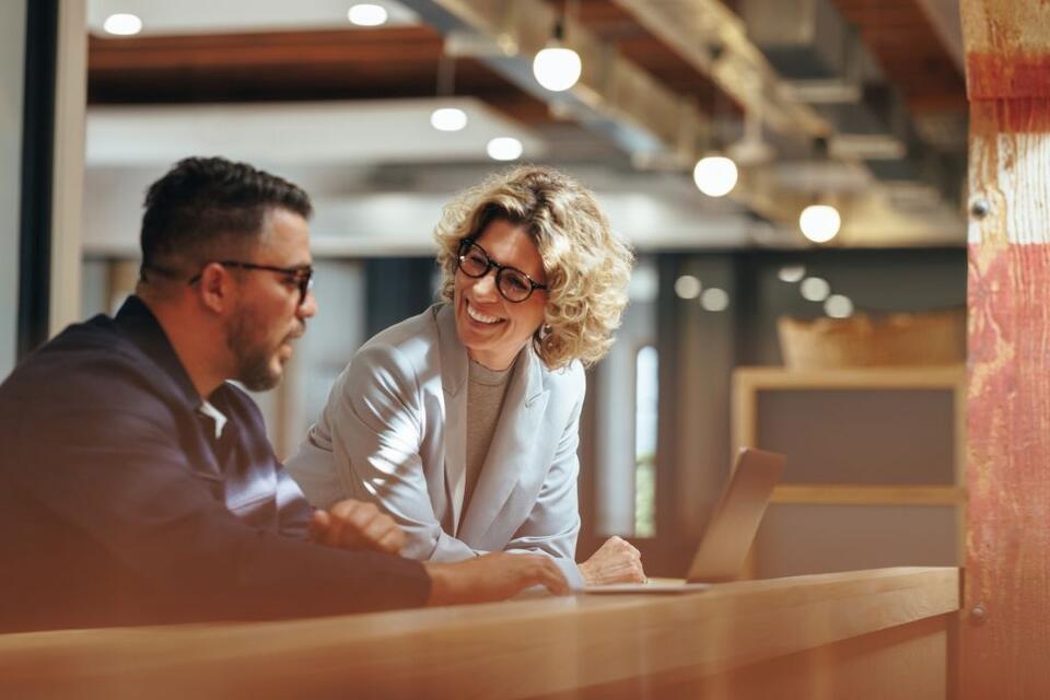 profissionais em ambiente de trabalho representando as vagas temporárias
