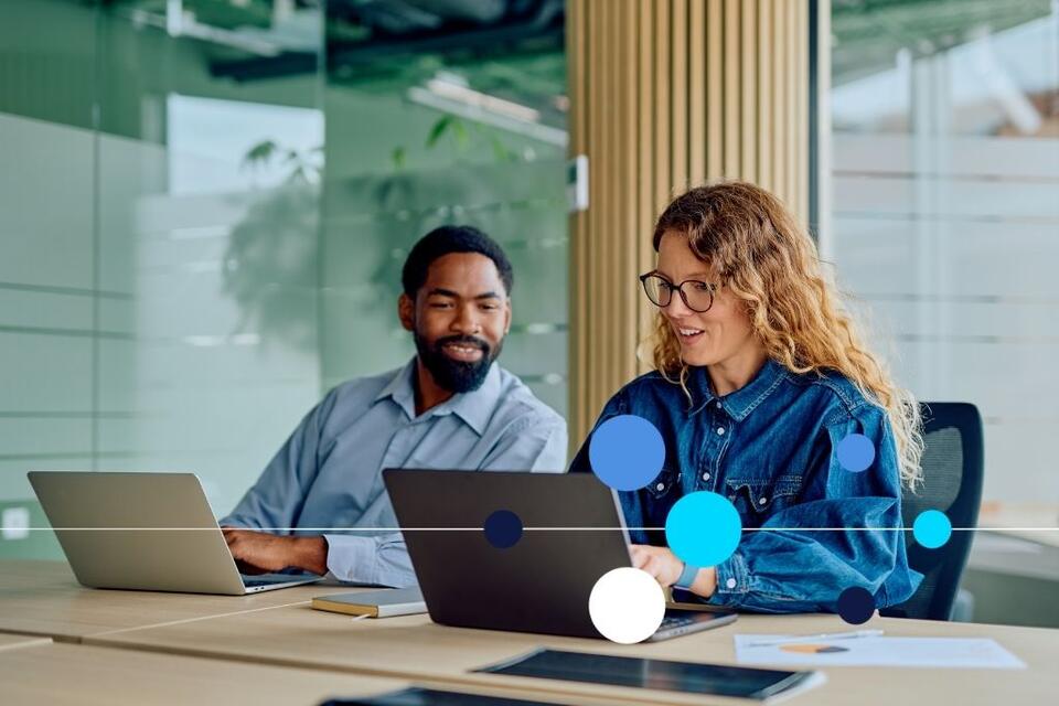 Duas pessoas em escritório conversando sobre employee value proposition